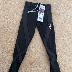 (NWT) Women’s 2XU Compression leggings, size medium!